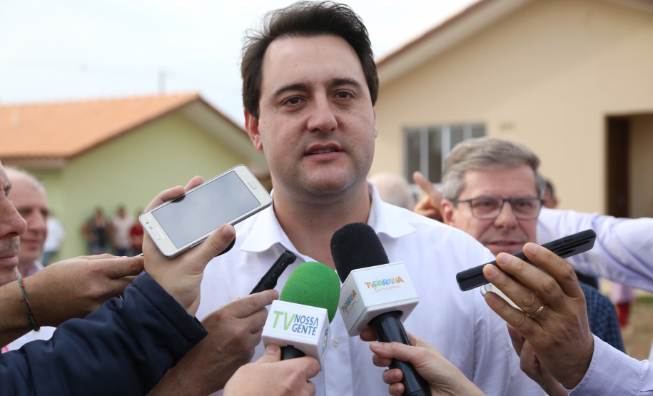 Quarenta e nove famílias de Prudentópolis, na região Centro-Sul do Paraná, receberam as chaves da casa própria nesta quinta-feira (25). As moradias foram entregues pelo governador Carlos Massa Ratinho Junior em evento com as famílias, com o prefeito Adelmo Luiz Klosowski, o presidente da Cohapar, Jorge Lange, e lideranças da região. Foto: José Fernando Ogura/ANPr