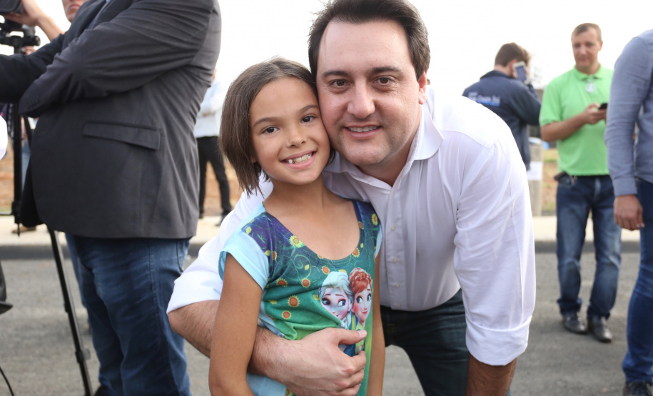 Quarenta e nove famílias de Prudentópolis, na região Centro-Sul do Paraná, receberam as chaves da casa própria nesta quinta-feira (25). As moradias foram entregues pelo governador Carlos Massa Ratinho Junior em evento com as famílias, com o prefeito Adelmo Luiz Klosowski, o presidente da Cohapar, Jorge Lange, e lideranças da região. Foto: José Fernando Ogura/ANPr