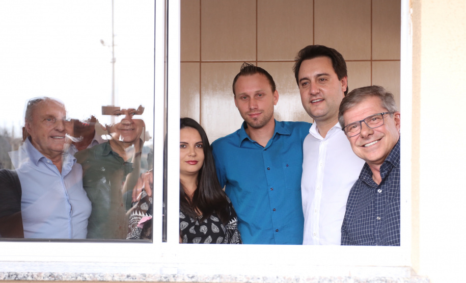 Quarenta e nove famílias de Prudentópolis, na região Centro-Sul do Paraná, receberam as chaves da casa própria nesta quinta-feira (25). As moradias foram entregues pelo governador Carlos Massa Ratinho Junior em evento com as famílias, com o prefeito Adelmo Luiz Klosowski, o presidente da Cohapar, Jorge Lange, e lideranças da região. Foto: José Fernando Ogura/ANPr
