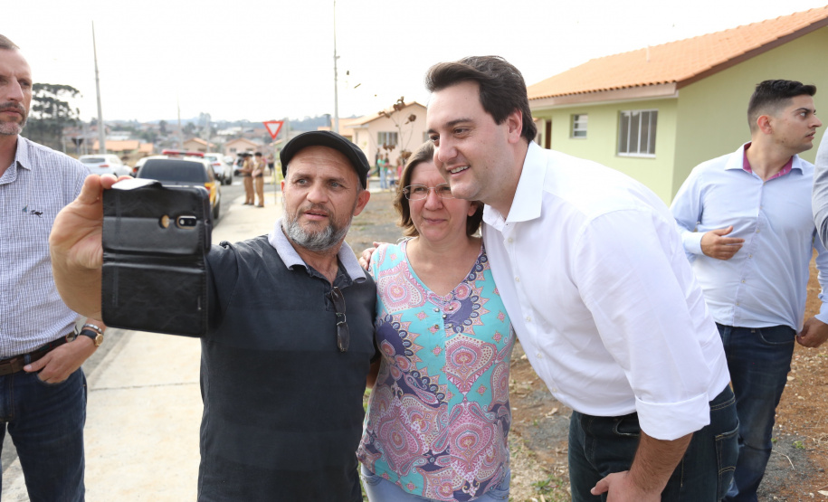 Quarenta e nove famílias de Prudentópolis, na região Centro-Sul do Paraná, receberam as chaves da casa própria nesta quinta-feira (25). As moradias foram entregues pelo governador Carlos Massa Ratinho Junior em evento com as famílias, com o prefeito Adelmo Luiz Klosowski, o presidente da Cohapar, Jorge Lange, e lideranças da região. Foto: José Fernando Ogura/ANPr