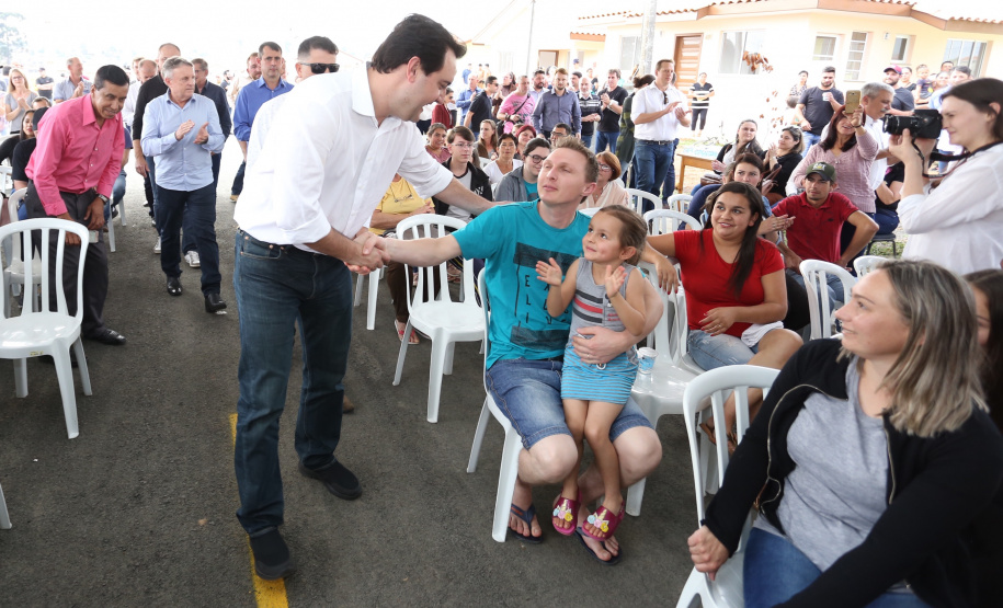 Quarenta e nove famílias de Prudentópolis, na região Centro-Sul do Paraná, receberam as chaves da casa própria nesta quinta-feira (25). As moradias foram entregues pelo governador Carlos Massa Ratinho Junior em evento com as famílias, com o prefeito Adelmo Luiz Klosowski, o presidente da Cohapar, Jorge Lange, e lideranças da região. Foto: José Fernando Ogura/ANPr
