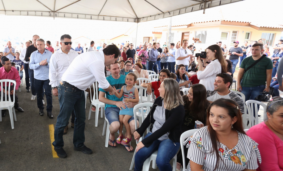 Quarenta e nove famílias de Prudentópolis, na região Centro-Sul do Paraná, receberam as chaves da casa própria nesta quinta-feira (25). As moradias foram entregues pelo governador Carlos Massa Ratinho Junior em evento com as famílias, com o prefeito Adelmo Luiz Klosowski, o presidente da Cohapar, Jorge Lange, e lideranças da região. Foto: José Fernando Ogura/ANPr