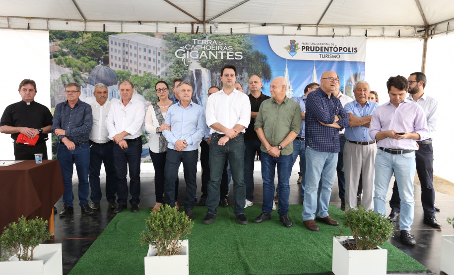 Quarenta e nove famílias de Prudentópolis, na região Centro-Sul do Paraná, receberam as chaves da casa própria nesta quinta-feira (25). As moradias foram entregues pelo governador Carlos Massa Ratinho Junior em evento com as famílias, com o prefeito Adelmo Luiz Klosowski, o presidente da Cohapar, Jorge Lange, e lideranças da região. Foto: José Fernando Ogura/ANPr