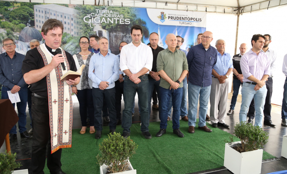 Quarenta e nove famílias de Prudentópolis, na região Centro-Sul do Paraná, receberam as chaves da casa própria nesta quinta-feira (25). As moradias foram entregues pelo governador Carlos Massa Ratinho Junior em evento com as famílias, com o prefeito Adelmo Luiz Klosowski, o presidente da Cohapar, Jorge Lange, e lideranças da região. Foto: José Fernando Ogura/ANPr