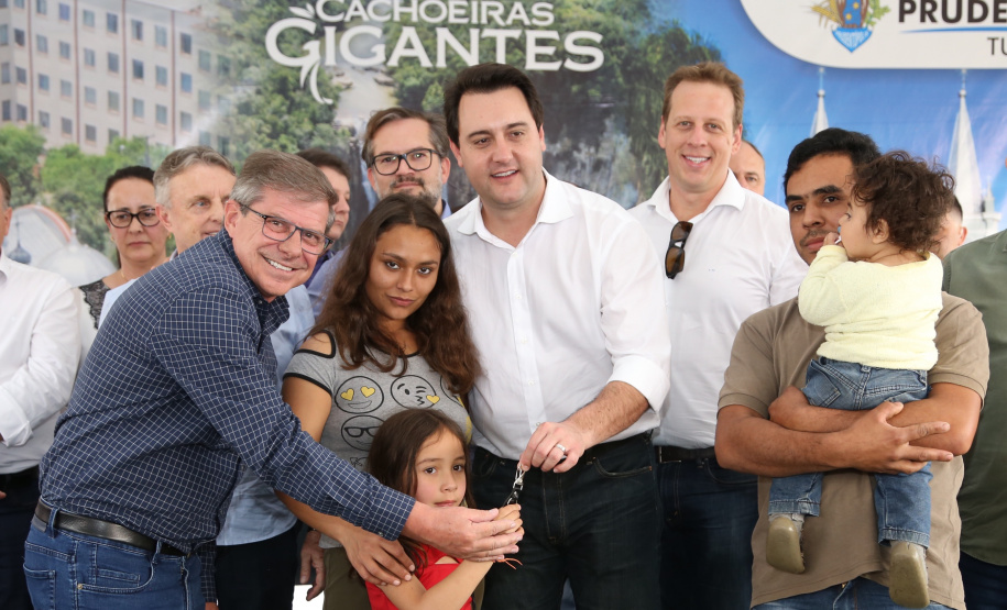 Quarenta e nove famílias de Prudentópolis, na região Centro-Sul do Paraná, receberam as chaves da casa própria nesta quinta-feira (25). As moradias foram entregues pelo governador Carlos Massa Ratinho Junior em evento com as famílias, com o prefeito Adelmo Luiz Klosowski, o presidente da Cohapar, Jorge Lange, e lideranças da região. Foto: José Fernando Ogura/ANPr