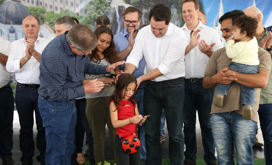 Quarenta e nove famílias de Prudentópolis, na região Centro-Sul do Paraná, receberam as chaves da casa própria nesta quinta-feira (25). As moradias foram entregues pelo governador Carlos Massa Ratinho Junior em evento com as famílias, com o prefeito Adelmo Luiz Klosowski, o presidente da Cohapar, Jorge Lange, e lideranças da região. Foto: José Fernando Ogura/ANPr