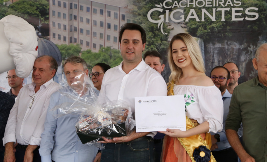 Quarenta e nove famílias de Prudentópolis, na região Centro-Sul do Paraná, receberam as chaves da casa própria nesta quinta-feira (25). As moradias foram entregues pelo governador Carlos Massa Ratinho Junior em evento com as famílias, com o prefeito Adelmo Luiz Klosowski, o presidente da Cohapar, Jorge Lange, e lideranças da região. Foto: José Fernando Ogura/ANPr