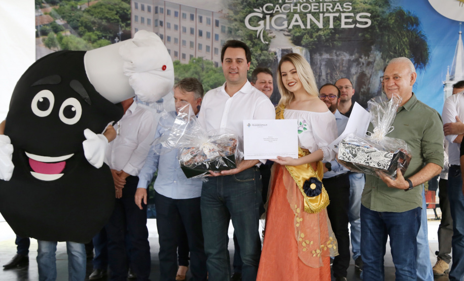 Quarenta e nove famílias de Prudentópolis, na região Centro-Sul do Paraná, receberam as chaves da casa própria nesta quinta-feira (25). As moradias foram entregues pelo governador Carlos Massa Ratinho Junior em evento com as famílias, com o prefeito Adelmo Luiz Klosowski, o presidente da Cohapar, Jorge Lange, e lideranças da região. Foto: José Fernando Ogura/ANPr
