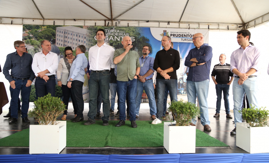 Quarenta e nove famílias de Prudentópolis, na região Centro-Sul do Paraná, receberam as chaves da casa própria nesta quinta-feira (25). As moradias foram entregues pelo governador Carlos Massa Ratinho Junior em evento com as famílias, com o prefeito Adelmo Luiz Klosowski, o presidente da Cohapar, Jorge Lange, e lideranças da região. Foto: José Fernando Ogura/ANPr