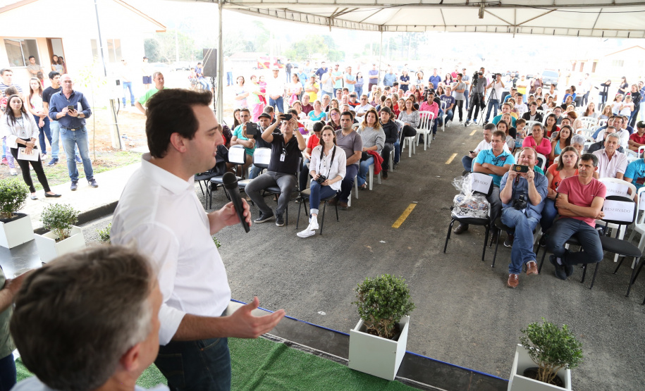 Quarenta e nove famílias de Prudentópolis, na região Centro-Sul do Paraná, receberam as chaves da casa própria nesta quinta-feira (25). As moradias foram entregues pelo governador Carlos Massa Ratinho Junior em evento com as famílias, com o prefeito Adelmo Luiz Klosowski, o presidente da Cohapar, Jorge Lange, e lideranças da região. Foto: José Fernando Ogura/ANPr