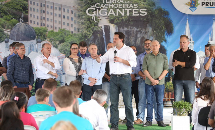 Quarenta e nove famílias de Prudentópolis, na região Centro-Sul do Paraná, receberam as chaves da casa própria nesta quinta-feira (25). As moradias foram entregues pelo governador Carlos Massa Ratinho Junior em evento com as famílias, com o prefeito Adelmo Luiz Klosowski, o presidente da Cohapar, Jorge Lange, e lideranças da região. Foto: José Fernando Ogura/ANPr