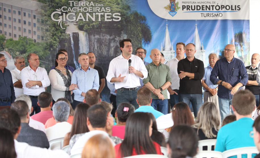 Quarenta e nove famílias de Prudentópolis, na região Centro-Sul do Paraná, receberam as chaves da casa própria nesta quinta-feira (25). As moradias foram entregues pelo governador Carlos Massa Ratinho Junior em evento com as famílias, com o prefeito Adelmo Luiz Klosowski, o presidente da Cohapar, Jorge Lange, e lideranças da região. Foto: José Fernando Ogura/ANPr