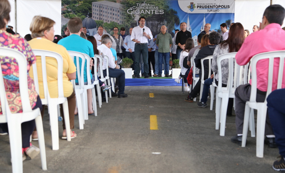 Quarenta e nove famílias de Prudentópolis, na região Centro-Sul do Paraná, receberam as chaves da casa própria nesta quinta-feira (25). As moradias foram entregues pelo governador Carlos Massa Ratinho Junior em evento com as famílias, com o prefeito Adelmo Luiz Klosowski, o presidente da Cohapar, Jorge Lange, e lideranças da região. Foto: José Fernando Ogura/ANPr