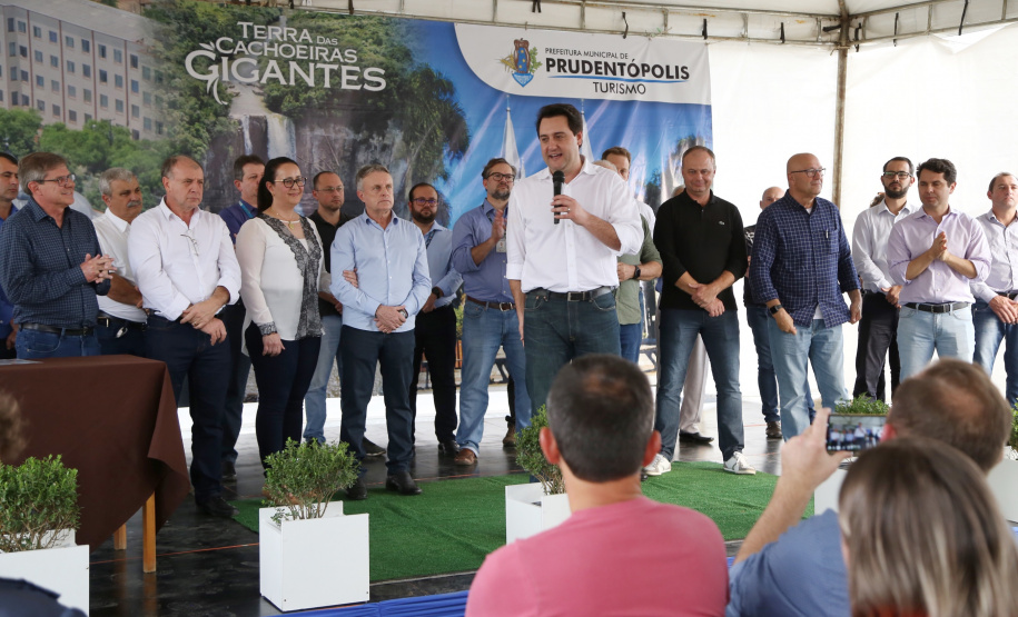 Quarenta e nove famílias de Prudentópolis, na região Centro-Sul do Paraná, receberam as chaves da casa própria nesta quinta-feira (25). As moradias foram entregues pelo governador Carlos Massa Ratinho Junior em evento com as famílias, com o prefeito Adelmo Luiz Klosowski, o presidente da Cohapar, Jorge Lange, e lideranças da região. Foto: José Fernando Ogura/ANPr