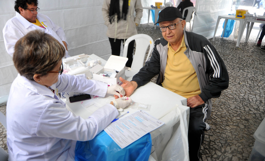 A Secretaria da Saúde do Paraná promove neste mês diversas ações da campanha Julho Amarelo, que visa conscientizar a população sobre a prevenção e tratamento das hepatites virais. Uma das principais atividades aconteceu nesta quinta-feira (25), em Curitiba, com a oferta de testes rápidos para diagnóstico das hepatites B e C. Foto: Divulgação/SESA