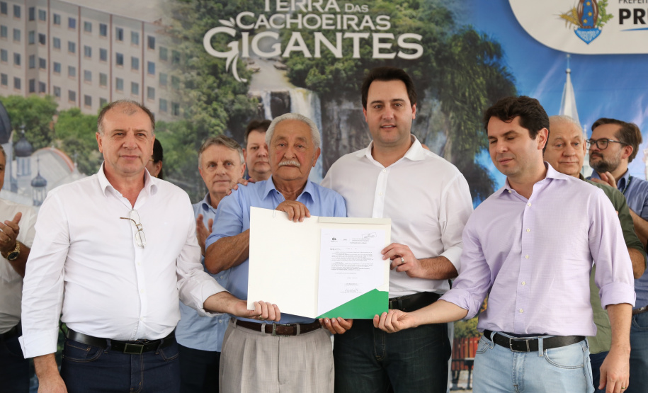 O Governo do Paraná confirmou nesta quinta-feira (25), em Prudentópolis, o repasse de R$ 12,6 milhões para ações e investimentos em sete municípios do Centro-Sul e Sul do Estado. O governador Carlos Massa Ratinho Junior anunciou o repasse dos recursos para prefeitos durante a solenidade de entrega de casas populares para 49 famílias de Prudentópolis. Foto: José Fernando Ogura/ANPr