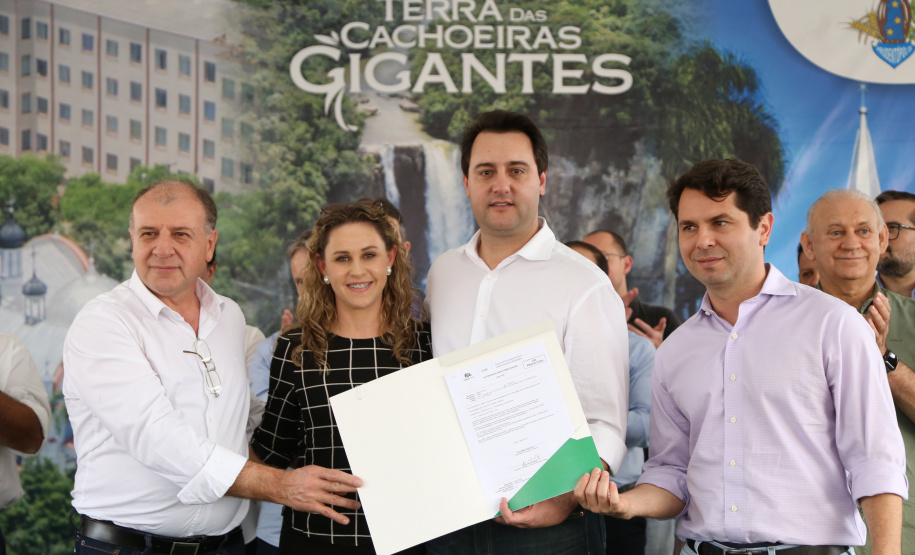 O Governo do Paraná confirmou nesta quinta-feira (25), em Prudentópolis, o repasse de R$ 12,6 milhões para ações e investimentos em sete municípios do Centro-Sul e Sul do Estado. O governador Carlos Massa Ratinho Junior anunciou o repasse dos recursos para prefeitos durante a solenidade de entrega de casas populares para 49 famílias de Prudentópolis. Foto: José Fernando Ogura/ANPr