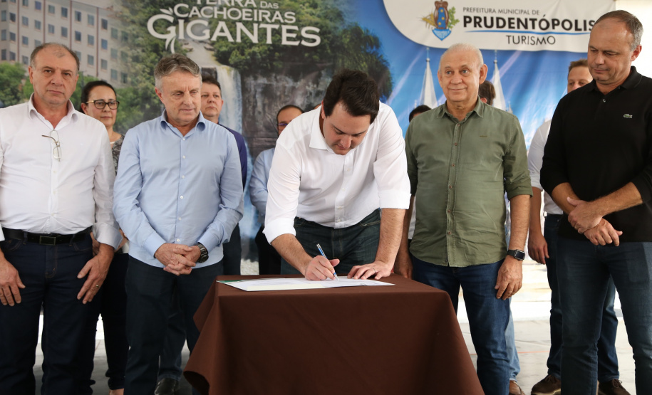 O Governo do Paraná confirmou nesta quinta-feira (25), em Prudentópolis, o repasse de R$ 12,6 milhões para ações e investimentos em sete municípios do Centro-Sul e Sul do Estado. O governador Carlos Massa Ratinho Junior anunciou o repasse dos recursos para prefeitos durante a solenidade de entrega de casas populares para 49 famílias de Prudentópolis. Foto: José Fernando Ogura/ANPr