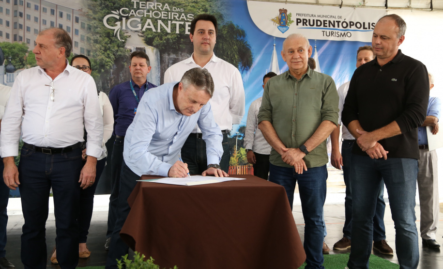 O Governo do Paraná confirmou nesta quinta-feira (25), em Prudentópolis, o repasse de R$ 12,6 milhões para ações e investimentos em sete municípios do Centro-Sul e Sul do Estado. O governador Carlos Massa Ratinho Junior anunciou o repasse dos recursos para prefeitos durante a solenidade de entrega de casas populares para 49 famílias de Prudentópolis. Foto: José Fernando Ogura/ANPr