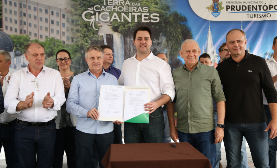 O Governo do Paraná confirmou nesta quinta-feira (25), em Prudentópolis, o repasse de R$ 12,6 milhões para ações e investimentos em sete municípios do Centro-Sul e Sul do Estado. O governador Carlos Massa Ratinho Junior anunciou o repasse dos recursos para prefeitos durante a solenidade de entrega de casas populares para 49 famílias de Prudentópolis. Foto: José Fernando Ogura/ANPr