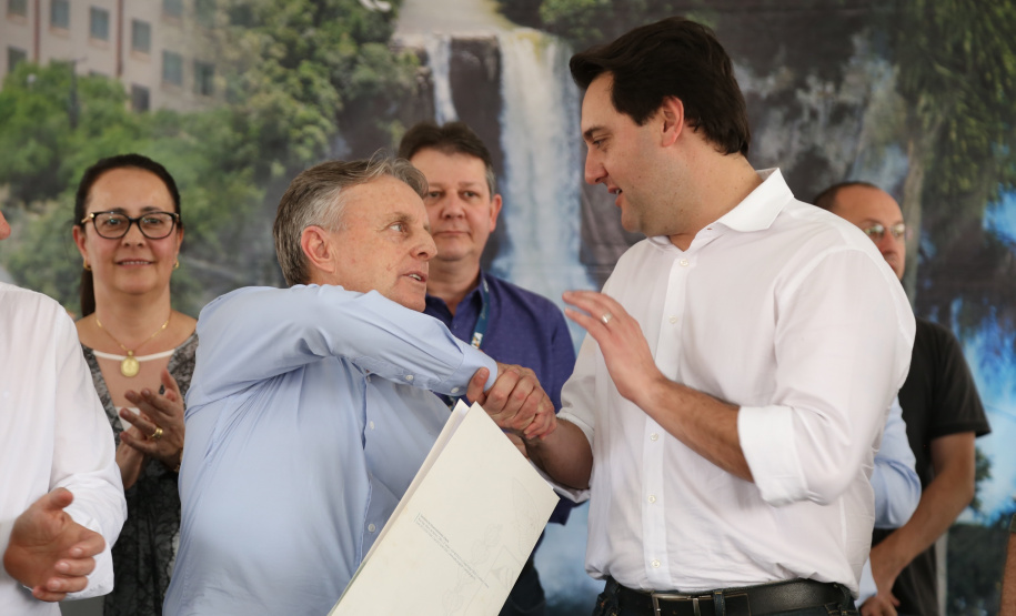 O Governo do Paraná confirmou nesta quinta-feira (25), em Prudentópolis, o repasse de R$ 12,6 milhões para ações e investimentos em sete municípios do Centro-Sul e Sul do Estado. O governador Carlos Massa Ratinho Junior anunciou o repasse dos recursos para prefeitos durante a solenidade de entrega de casas populares para 49 famílias de Prudentópolis. Foto: José Fernando Ogura/ANPr