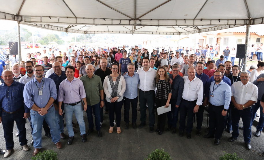O Governo do Paraná confirmou nesta quinta-feira (25), em Prudentópolis, o repasse de R$ 12,6 milhões para ações e investimentos em sete municípios do Centro-Sul e Sul do Estado. O governador Carlos Massa Ratinho Junior anunciou o repasse dos recursos para prefeitos durante a solenidade de entrega de casas populares para 49 famílias de Prudentópolis. Foto: José Fernando Ogura/ANPr
