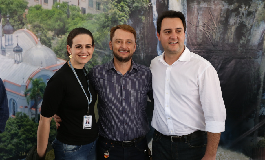 O Governo do Paraná confirmou nesta quinta-feira (25), em Prudentópolis, o repasse de R$ 12,6 milhões para ações e investimentos em sete municípios do Centro-Sul e Sul do Estado. O governador Carlos Massa Ratinho Junior anunciou o repasse dos recursos para prefeitos durante a solenidade de entrega de casas populares para 49 famílias de Prudentópolis. Foto: José Fernando Ogura/ANPr