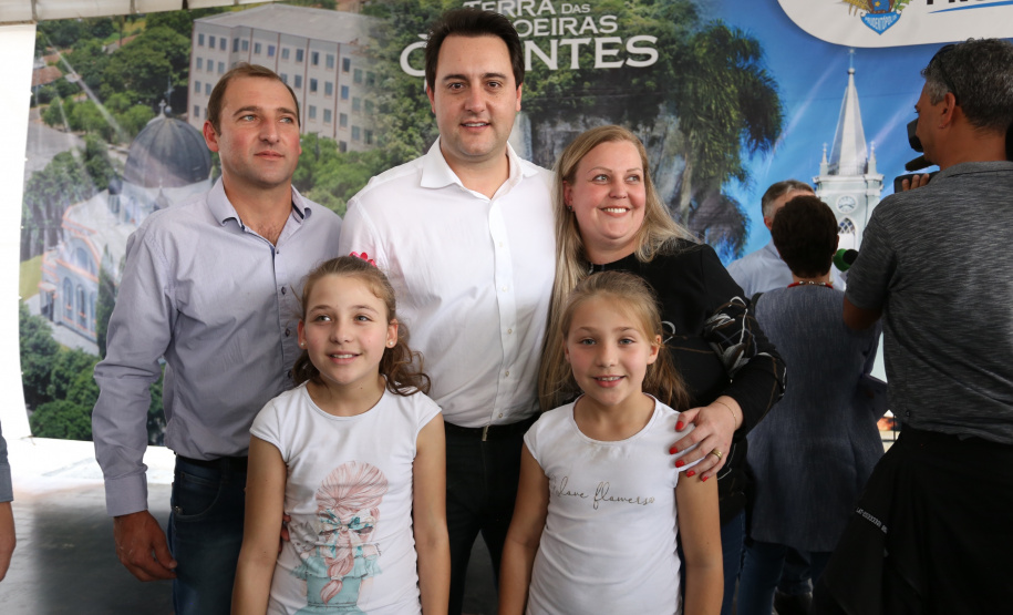 O Governo do Paraná confirmou nesta quinta-feira (25), em Prudentópolis, o repasse de R$ 12,6 milhões para ações e investimentos em sete municípios do Centro-Sul e Sul do Estado. O governador Carlos Massa Ratinho Junior anunciou o repasse dos recursos para prefeitos durante a solenidade de entrega de casas populares para 49 famílias de Prudentópolis. Foto: José Fernando Ogura/ANPr