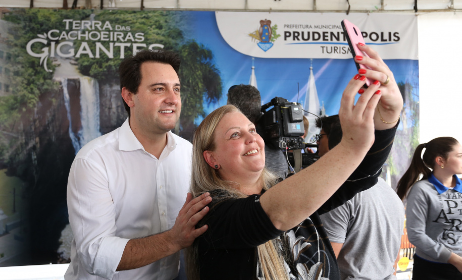 O Governo do Paraná confirmou nesta quinta-feira (25), em Prudentópolis, o repasse de R$ 12,6 milhões para ações e investimentos em sete municípios do Centro-Sul e Sul do Estado. O governador Carlos Massa Ratinho Junior anunciou o repasse dos recursos para prefeitos durante a solenidade de entrega de casas populares para 49 famílias de Prudentópolis. Foto: José Fernando Ogura/ANPr