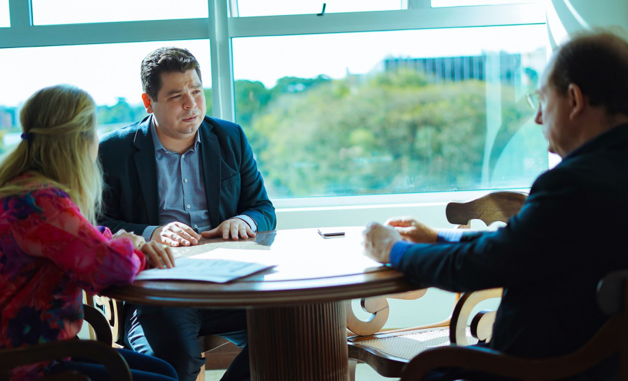 O Governo do Paraná vai implantar oito Centros Administrativos Regionais nas cidades pólo
do Estado, que vão reunir os diversos serviços e órgãos estaduais num mesmo espaço
físico. O objetivo é reduzir custos e aumentar a eficiência.
De acordo com o superintendente de Articulação Regional da Casa Civil, Gugu Bueno,
responsável pelo projeto, os centros serão implantados no próximo ano e deverão gerar
uma economia anual de mais de R$ 10 milhões. Foto: Guilherme Flores/Casa Civil