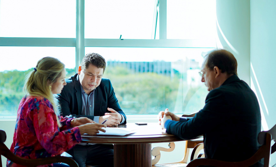 O Governo do Paraná vai implantar oito Centros Administrativos Regionais nas cidades pólo
do Estado, que vão reunir os diversos serviços e órgãos estaduais num mesmo espaço
físico. O objetivo é reduzir custos e aumentar a eficiência.
De acordo com o superintendente de Articulação Regional da Casa Civil, Gugu Bueno,
responsável pelo projeto, os centros serão implantados no próximo ano e deverão gerar
uma economia anual de mais de R$ 10 milhões. Foto: Guilherme Flores/Casa Civil