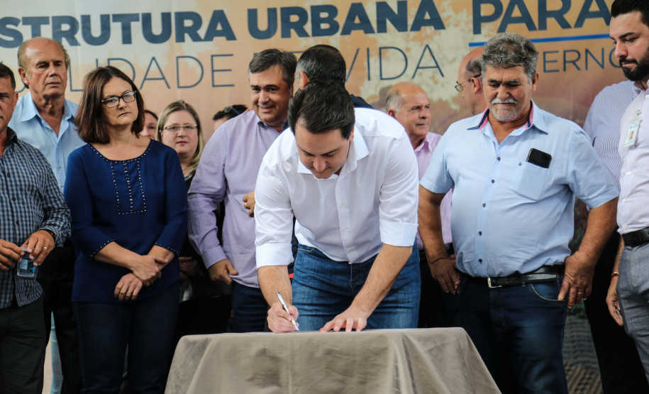 O governador Carlos Massa Ratinho Junior e o prefeito Miguel Amaral inauguraram mais uma unidade do projeto Meu Campinho. O governador também assinou a ordem de serviço para dar início à construção de uma unidade de saúde no mesmo bairro, em frente ao Meu Campinho.

Além disso, foram entregues licitações e homologações de projetos que somam R$ 1,75 milhão em investimentos, nos municípios de Ivaiporã, Reserva e Roncador.   Ivaiporã, 26/07/2019 -Foto: Geraldo Bubniak/ANPr
