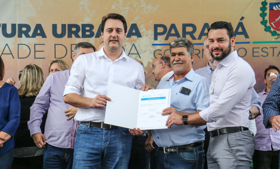 O governador Carlos Massa Ratinho Junior e o prefeito Miguel Amaral inauguraram mais uma unidade do projeto Meu Campinho. O governador também assinou a ordem de serviço para dar início à construção de uma unidade de saúde no mesmo bairro, em frente ao Meu Campinho.

Além disso, foram entregues licitações e homologações de projetos que somam R$ 1,75 milhão em investimentos, nos municípios de Ivaiporã, Reserva e Roncador.   Ivaiporã, 26/07/2019 -Foto: Geraldo Bubniak/ANPr