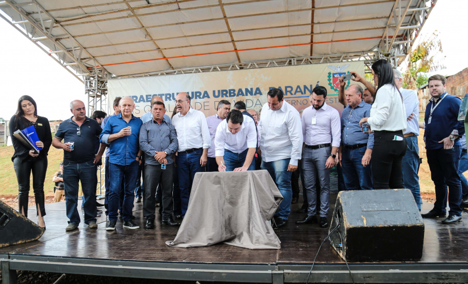 O governador Carlos Massa Ratinho Junior e o prefeito Miguel Amaral inauguraram mais uma unidade do projeto Meu Campinho. O governador também assinou a ordem de serviço para dar início à construção de uma unidade de saúde no mesmo bairro, em frente ao Meu Campinho.

Além disso, foram entregues licitações e homologações de projetos que somam R$ 1,75 milhão em investimentos, nos municípios de Ivaiporã, Reserva e Roncador.   Ivaiporã, 26/07/2019 -Foto: Geraldo Bubniak/ANPr