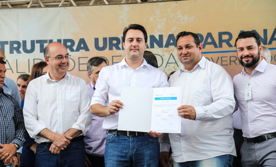 O governador Carlos Massa Ratinho Junior e o prefeito Miguel Amaral inauguraram mais uma unidade do projeto Meu Campinho. O governador também assinou a ordem de serviço para dar início à construção de uma unidade de saúde no mesmo bairro, em frente ao Meu Campinho.

Além disso, foram entregues licitações e homologações de projetos que somam R$ 1,75 milhão em investimentos, nos municípios de Ivaiporã, Reserva e Roncador.   Ivaiporã, 26/07/2019 -Foto: Geraldo Bubniak/ANPr