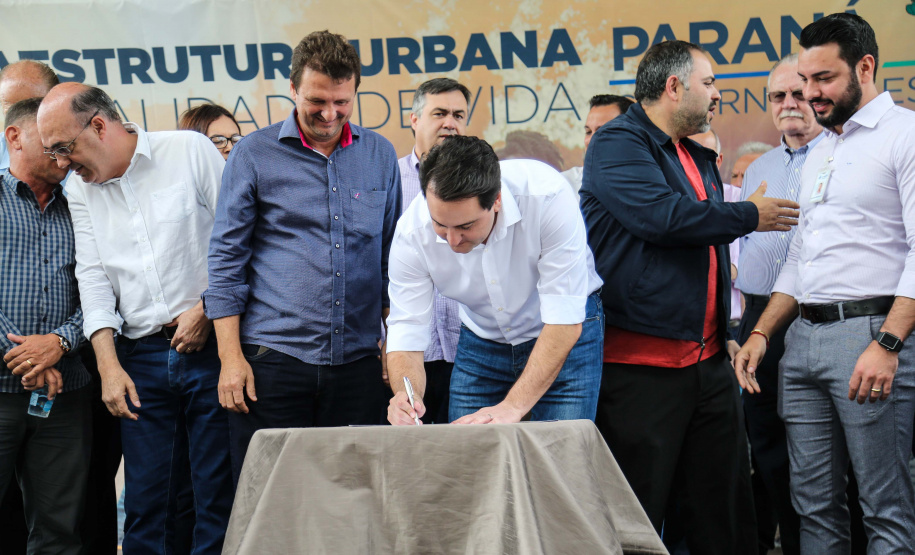 O governador Carlos Massa Ratinho Junior e o prefeito Miguel Amaral inauguraram mais uma unidade do projeto Meu Campinho. O governador também assinou a ordem de serviço para dar início à construção de uma unidade de saúde no mesmo bairro, em frente ao Meu Campinho.

Além disso, foram entregues licitações e homologações de projetos que somam R$ 1,75 milhão em investimentos, nos municípios de Ivaiporã, Reserva e Roncador.   Ivaiporã, 26/07/2019 -Foto: Geraldo Bubniak/ANPr