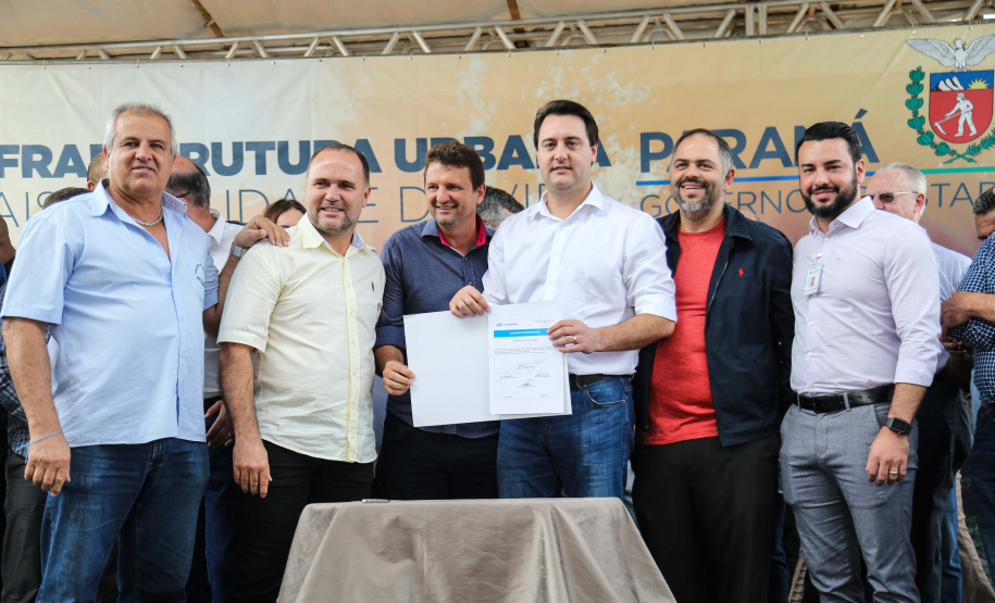 O governador Carlos Massa Ratinho Junior e o prefeito Miguel Amaral inauguraram mais uma unidade do projeto Meu Campinho. O governador também assinou a ordem de serviço para dar início à construção de uma unidade de saúde no mesmo bairro, em frente ao Meu Campinho.

Além disso, foram entregues licitações e homologações de projetos que somam R$ 1,75 milhão em investimentos, nos municípios de Ivaiporã, Reserva e Roncador.   Ivaiporã, 26/07/2019 -Foto: Geraldo Bubniak/ANPr