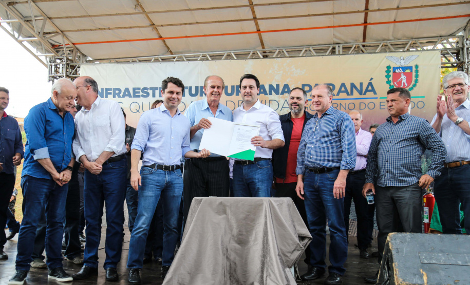 O governador Carlos Massa Ratinho Junior e o prefeito Miguel Amaral inauguraram mais uma unidade do projeto Meu Campinho. O governador também assinou a ordem de serviço para dar início à construção de uma unidade de saúde no mesmo bairro, em frente ao Meu Campinho.

Além disso, foram entregues licitações e homologações de projetos que somam R$ 1,75 milhão em investimentos, nos municípios de Ivaiporã, Reserva e Roncador.   Ivaiporã, 26/07/2019 -Foto: Geraldo Bubniak/ANPr