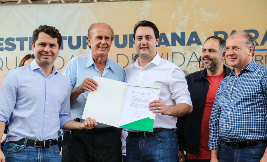 O governador Carlos Massa Ratinho Junior e o prefeito Miguel Amaral inauguraram mais uma unidade do projeto Meu Campinho. O governador também assinou a ordem de serviço para dar início à construção de uma unidade de saúde no mesmo bairro, em frente ao Meu Campinho.

Além disso, foram entregues licitações e homologações de projetos que somam R$ 1,75 milhão em investimentos, nos municípios de Ivaiporã, Reserva e Roncador.   Ivaiporã, 26/07/2019 -Foto: Geraldo Bubniak/ANPr