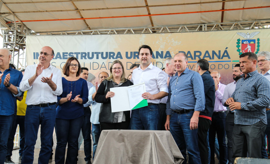 O governador Carlos Massa Ratinho Junior e o prefeito Miguel Amaral inauguraram mais uma unidade do projeto Meu Campinho. O governador também assinou a ordem de serviço para dar início à construção de uma unidade de saúde no mesmo bairro, em frente ao Meu Campinho.

Além disso, foram entregues licitações e homologações de projetos que somam R$ 1,75 milhão em investimentos, nos municípios de Ivaiporã, Reserva e Roncador.   Ivaiporã, 26/07/2019 -Foto: Geraldo Bubniak/ANPr