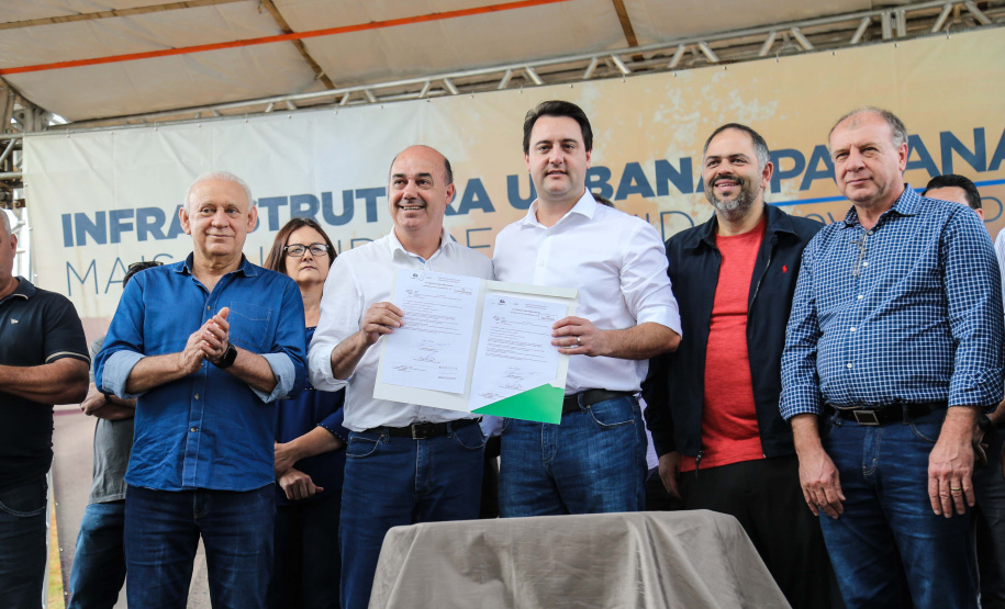O governador Carlos Massa Ratinho Junior e o prefeito Miguel Amaral inauguraram mais uma unidade do projeto Meu Campinho. O governador também assinou a ordem de serviço para dar início à construção de uma unidade de saúde no mesmo bairro, em frente ao Meu Campinho.

Além disso, foram entregues licitações e homologações de projetos que somam R$ 1,75 milhão em investimentos, nos municípios de Ivaiporã, Reserva e Roncador.   Ivaiporã, 26/07/2019 -Foto: Geraldo Bubniak/ANPr