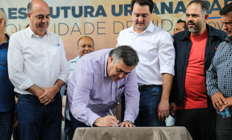 O governador Carlos Massa Ratinho Junior e o prefeito Miguel Amaral inauguraram mais uma unidade do projeto Meu Campinho. O governador também assinou a ordem de serviço para dar início à construção de uma unidade de saúde no mesmo bairro, em frente ao Meu Campinho.

Além disso, foram entregues licitações e homologações de projetos que somam R$ 1,75 milhão em investimentos, nos municípios de Ivaiporã, Reserva e Roncador.   Ivaiporã, 26/07/2019 -Foto: Geraldo Bubniak/ANPr