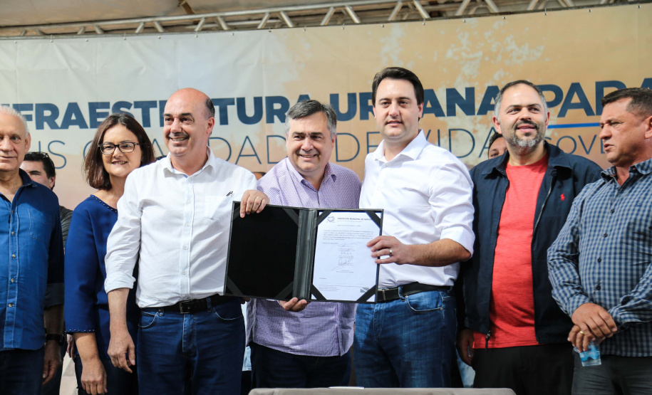 O governador Carlos Massa Ratinho Junior e o prefeito Miguel Amaral inauguraram mais uma unidade do projeto Meu Campinho. O governador também assinou a ordem de serviço para dar início à construção de uma unidade de saúde no mesmo bairro, em frente ao Meu Campinho.

Além disso, foram entregues licitações e homologações de projetos que somam R$ 1,75 milhão em investimentos, nos municípios de Ivaiporã, Reserva e Roncador.   Ivaiporã, 26/07/2019 -Foto: Geraldo Bubniak/ANPr