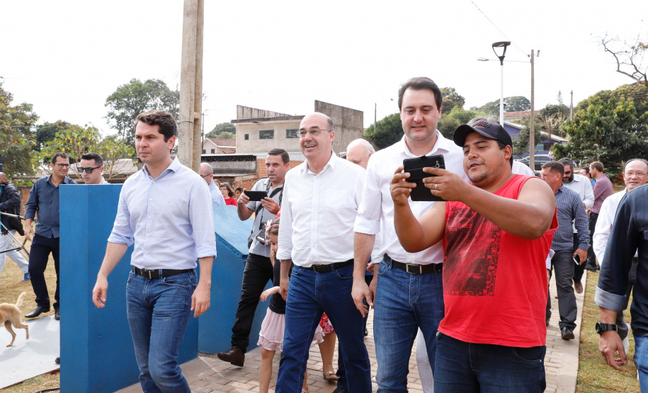 O governador Carlos Massa Ratinho Junior e o prefeito Miguel Amaral inauguraram mais uma unidade do projeto Meu Campinho