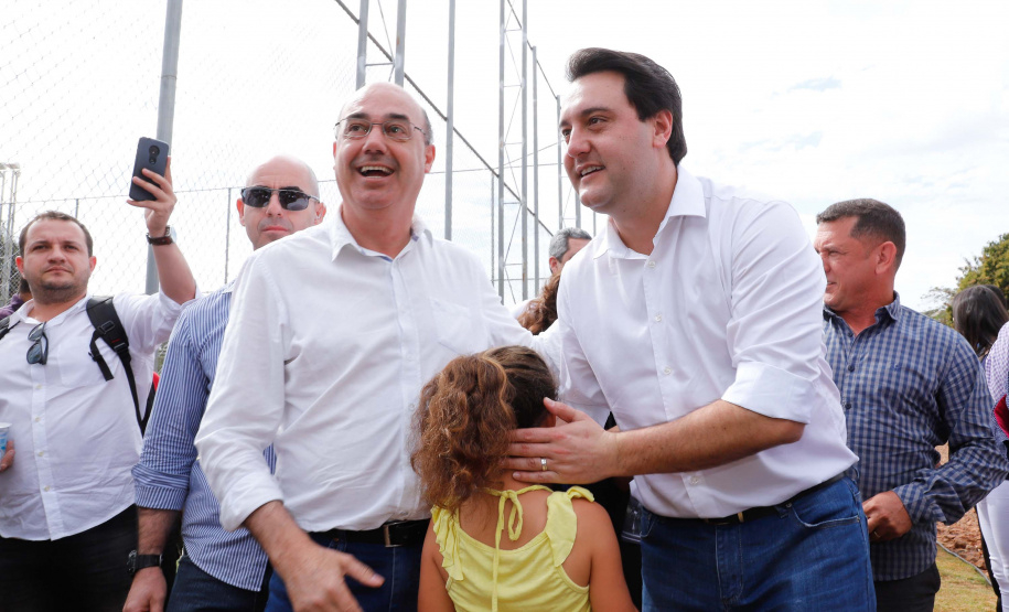O governador Carlos Massa Ratinho Junior e o prefeito Miguel Amaral inauguraram mais uma unidade do projeto Meu Campinho