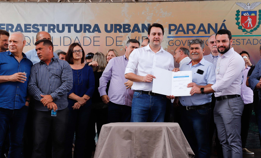 O governador Carlos Massa Ratinho Junior e o prefeito Miguel Amaral inauguraram mais uma unidade do projeto Meu Campinho
