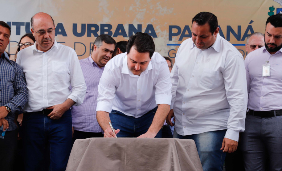 O governador Carlos Massa Ratinho Junior e o prefeito Miguel Amaral inauguraram mais uma unidade do projeto Meu Campinho