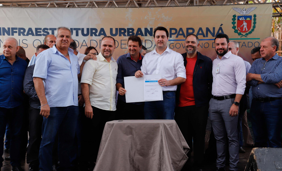 O governador Carlos Massa Ratinho Junior e o prefeito Miguel Amaral inauguraram mais uma unidade do projeto Meu Campinho