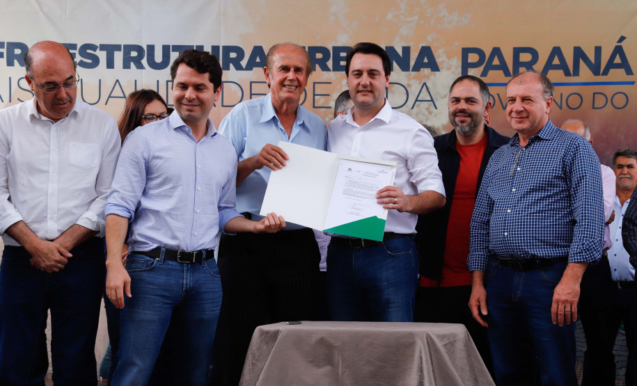O governador Carlos Massa Ratinho Junior e o prefeito Miguel Amaral inauguraram mais uma unidade do projeto Meu Campinho