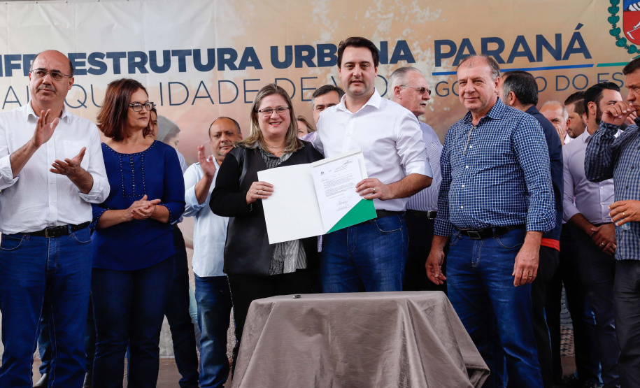 O governador Carlos Massa Ratinho Junior e o prefeito Miguel Amaral inauguraram mais uma unidade do projeto Meu Campinho
